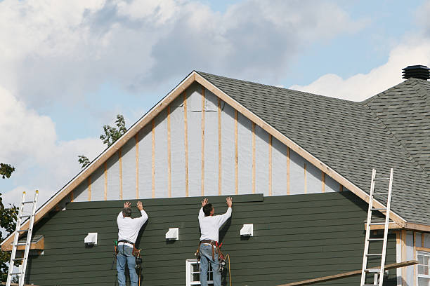 Professional Siding technician working in Woodstock, IL